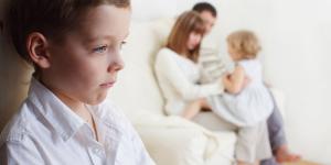 Celos entre hermanos: síntomas y cómo tratarlos